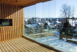Balkon aus Holz mit Verglasung