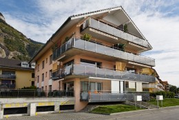 Mehrfamilienhaus mit Balkonverglasungen