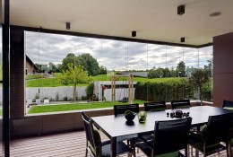 Balkonverglasung einer modernen Terrasse