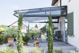 Terrasse mit Verglasung Windschutz aus Glas COVER aus der Schweiz