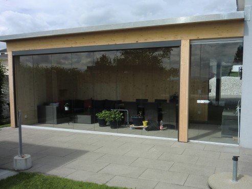Terrassenverglasung Sichtschutz aus Glas mit Senkrechtmarkise Baeriswyl BTG AG