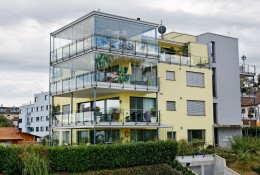 Balkone mit Verglasung an Mehrfamilienhaus